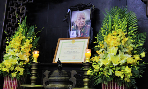 Gia đình cụ Hoàng Thị Minh Hồ tặng tiền phúng viếng cho đồng bào lũ lụt